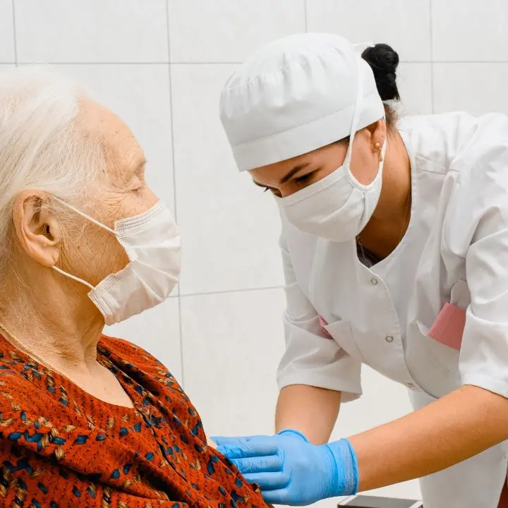 A Reggio over 80 allettati e non ancora immunizzati, la denuncia di un medico di base: «Fateci vaccinare»