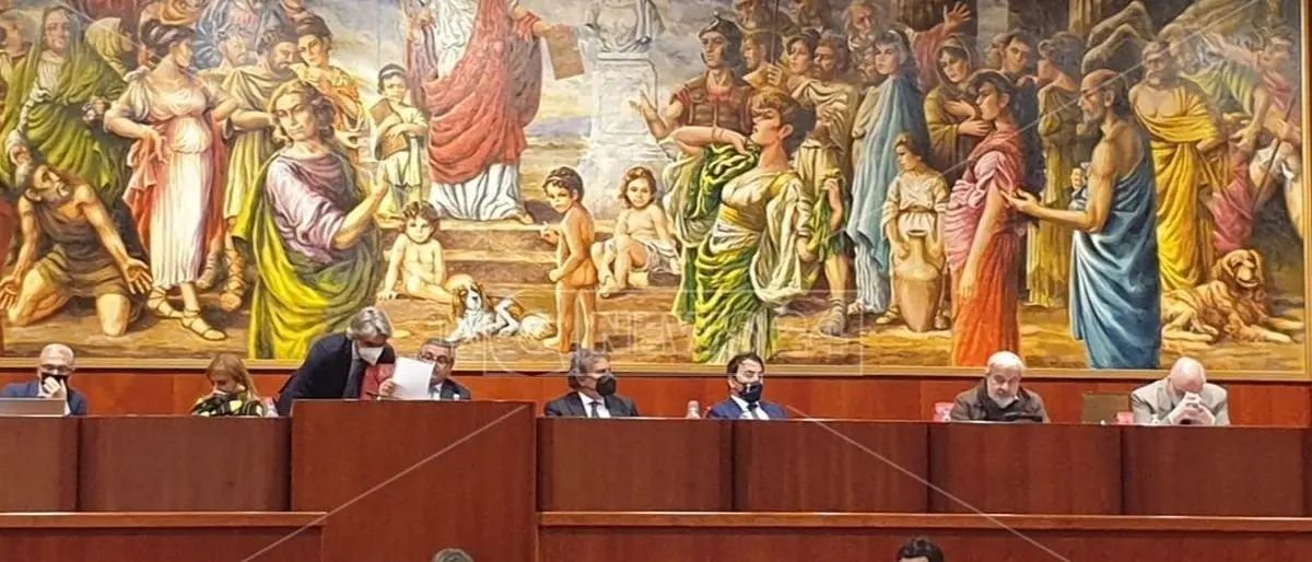 Consiglio, finalmente si parla di sanità. E Spirlì chiede l’azzeramento del debito