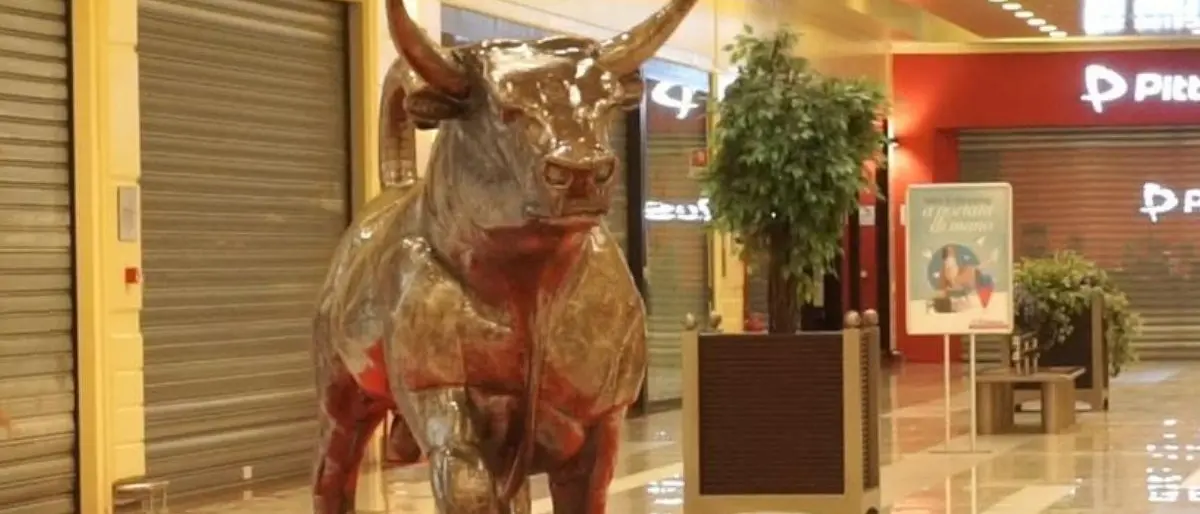 Catanzaro, l'imponente “Vitulus” esposto nel Parco Commerciale Le Fontane