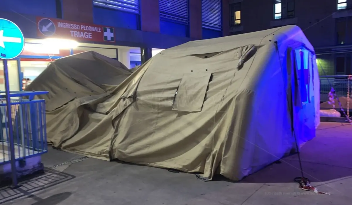Pronto soccorso di Cosenza, cede la tenda Covid: nessun danno per i pazienti