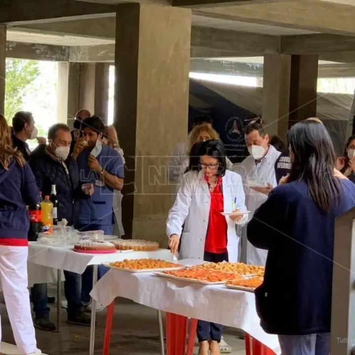 Ospedale di Cetraro, buffet a rischio Covid per la targa in ricordo delle vittime del… Covid