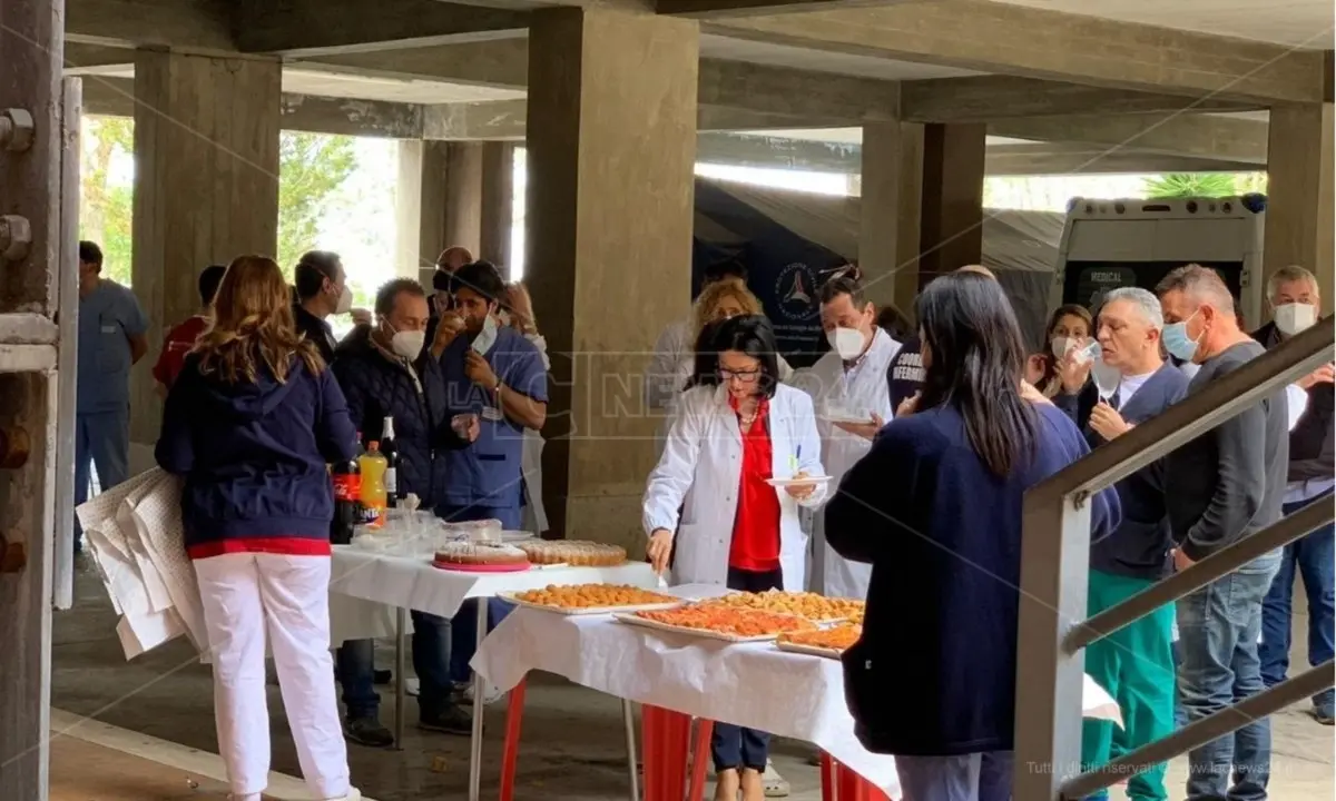 Ospedale di Cetraro, buffet a rischio Covid per la targa in ricordo delle vittime del… Covid