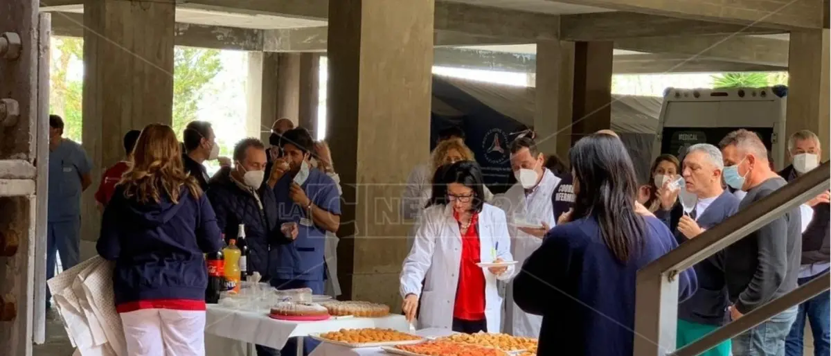 Ospedale di Cetraro, buffet a rischio Covid per la targa in ricordo delle vittime del… Covid