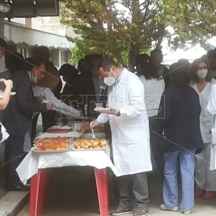 Buffet a rischio Covid all’ospedale di Cetraro: tra nobili intenti e reazioni scomposte