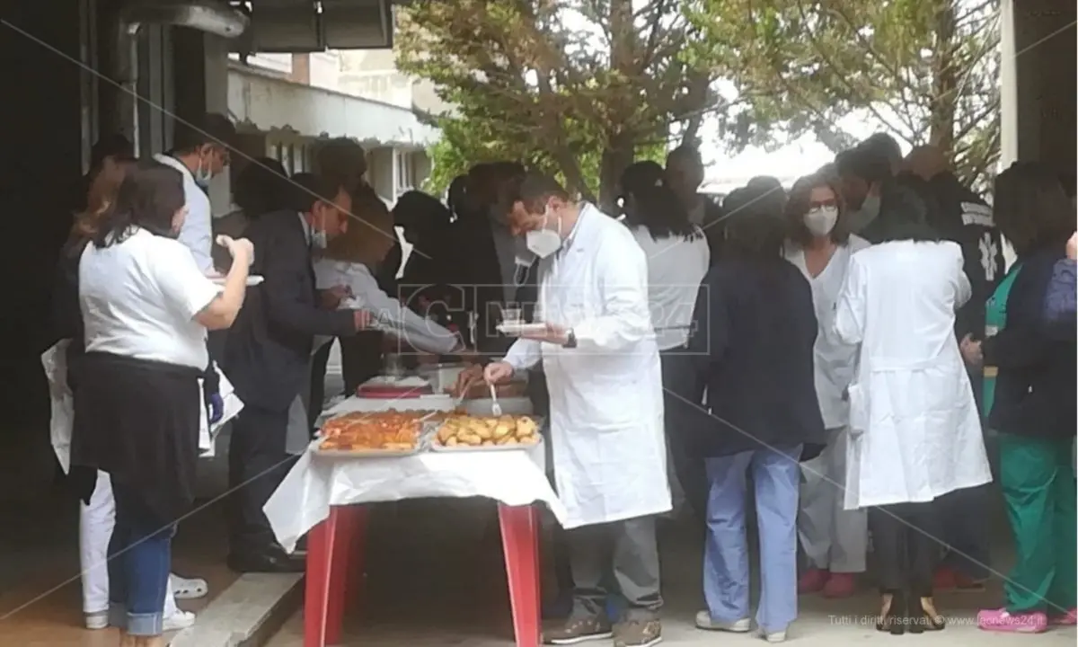 Buffet a rischio Covid all’ospedale di Cetraro: tra nobili intenti e reazioni scomposte