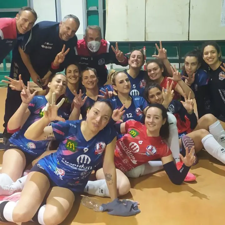 Pallavolo Crotone, 8 positivi al Covid dopo la partita a Trani: «Intervenga procura federale»