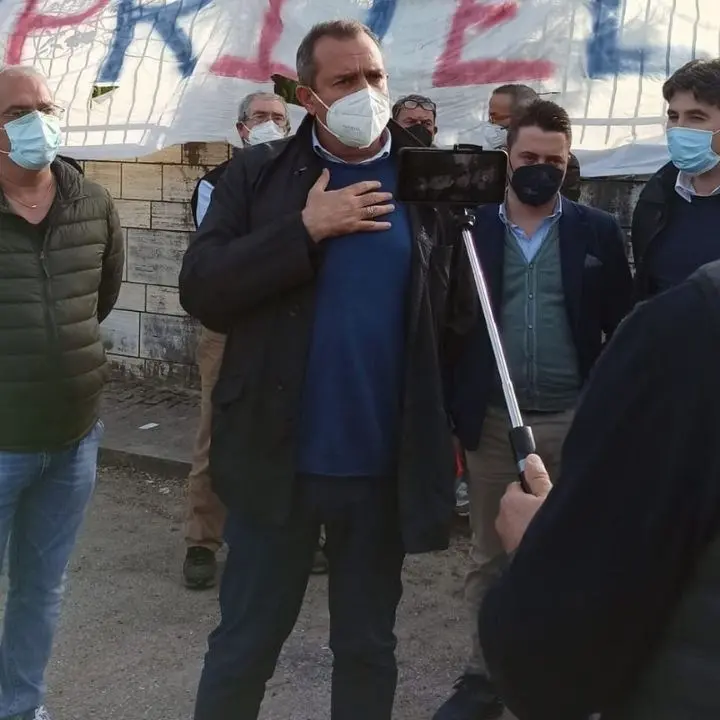 De Magistris in visita all'ospedale dismesso di Soriano: «Era un'eccellenza»