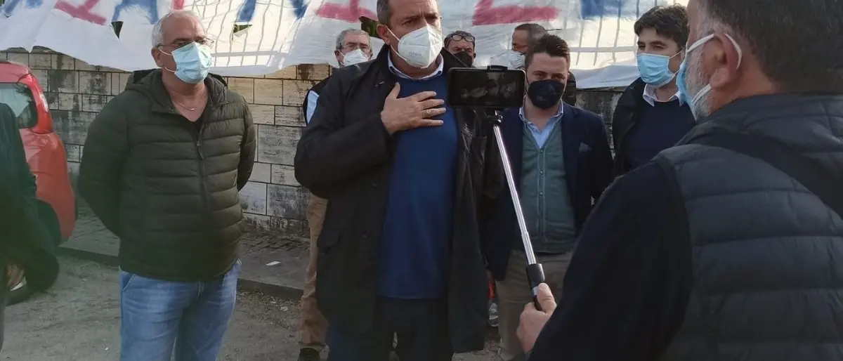 De Magistris in visita all'ospedale dismesso di Soriano: «Era un'eccellenza»