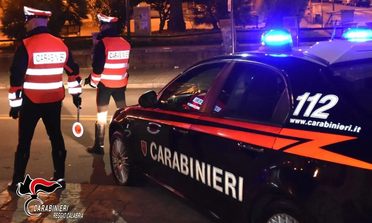 San Luca, “se non mi dai i soldi dico a tua moglie della nostra relazione”: arrestata 27enne