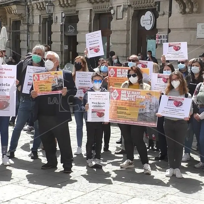 «Longo fermi questo scempio»: Sant'Anna hospital in piazza contro l'Asp di Catanzaro