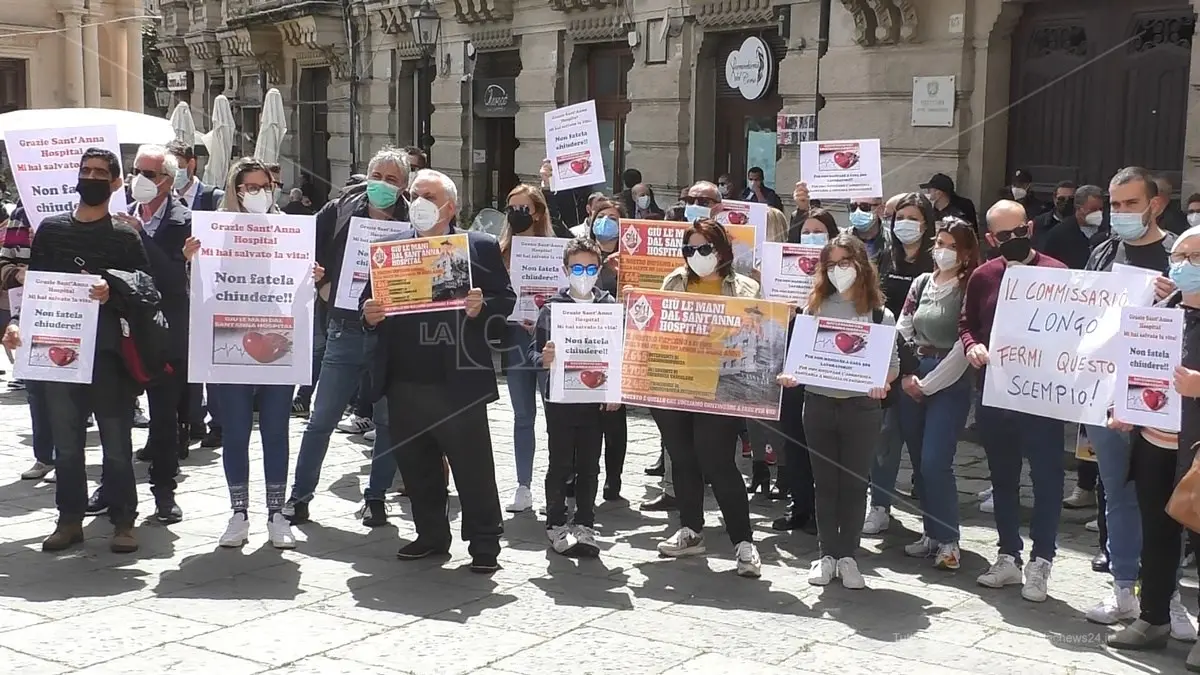 «Longo fermi questo scempio»: Sant'Anna hospital in piazza contro l'Asp di Catanzaro