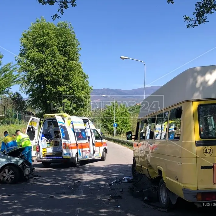 Rende, incidente stradale tra un’auto e uno scuolabus: ferito l’automobilista