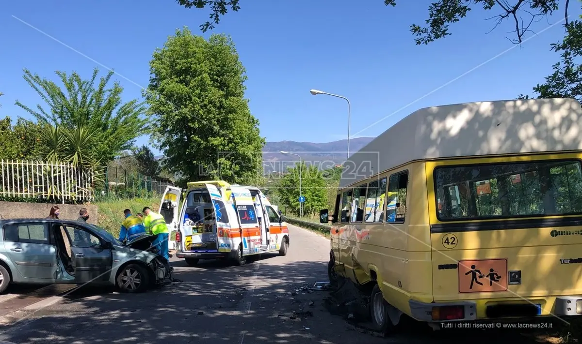 Rende, incidente stradale tra un’auto e uno scuolabus: ferito l’automobilista