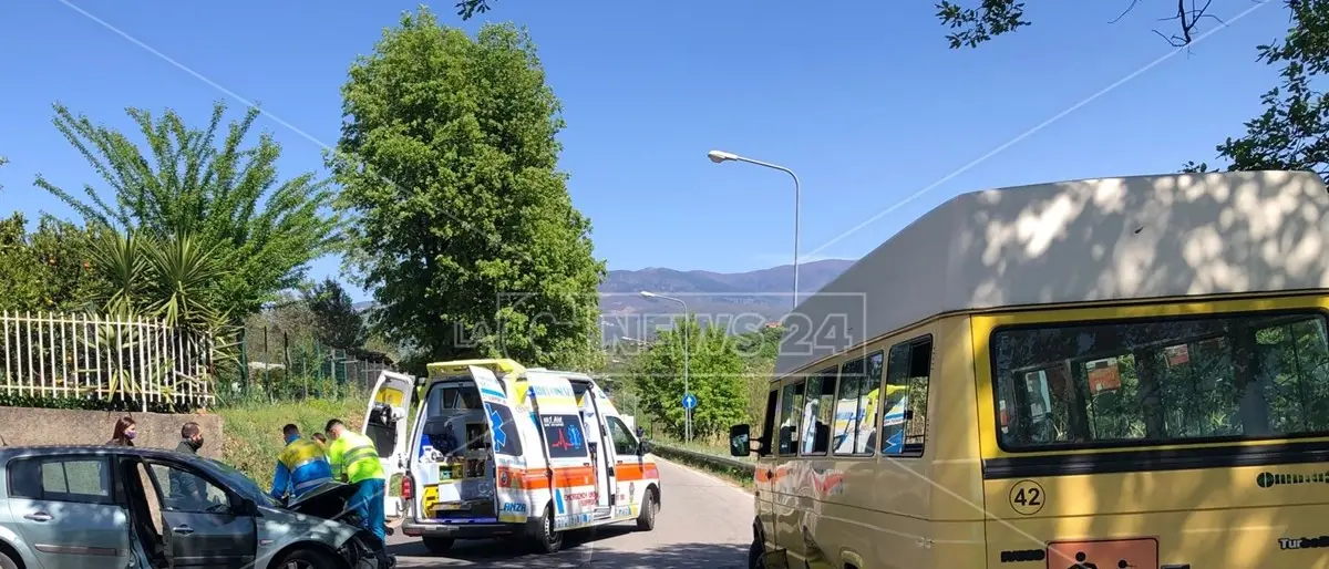Rende, incidente stradale tra un’auto e uno scuolabus: ferito l’automobilista