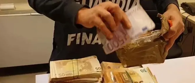 Usura, tassi d'interesse al 2500%: organizzatore di eventi denuncia strozzino e lo fa arrestare