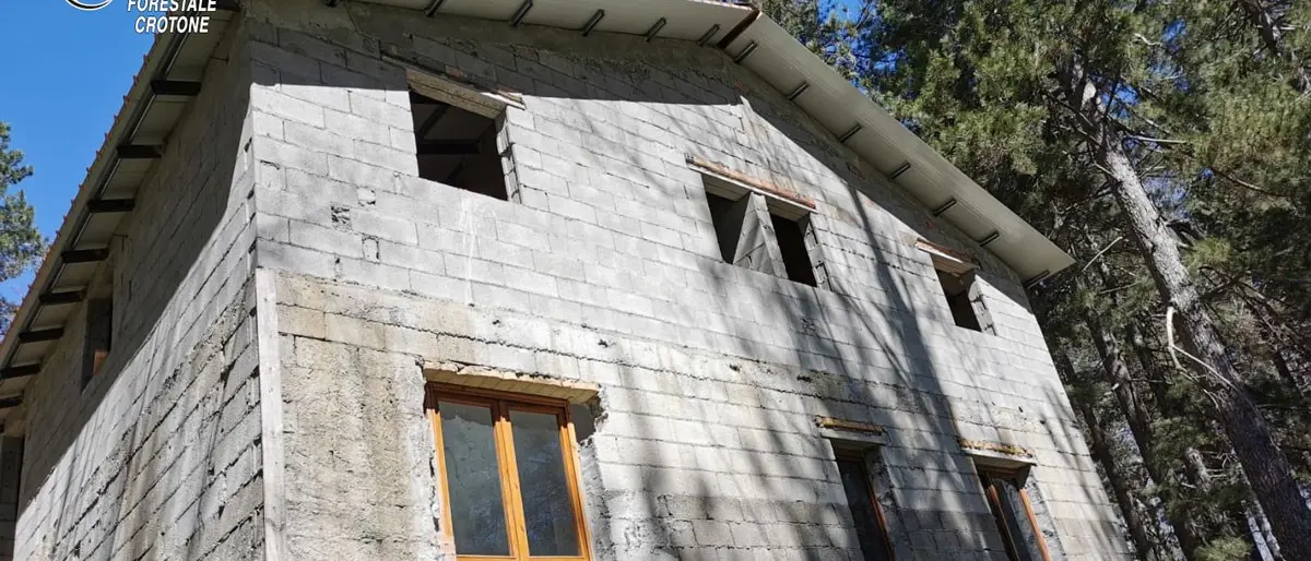 Gli sequestrano il fabbricato e continua a costruire, denunciato 40enne nel Crotonese