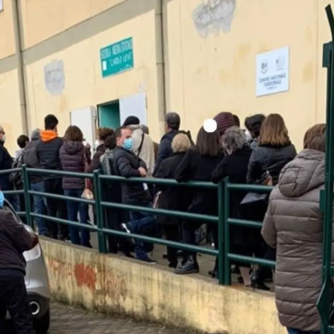 Corigliano Rossano, caos e proteste al centro vaccinale: intervengono le forze dell'ordine