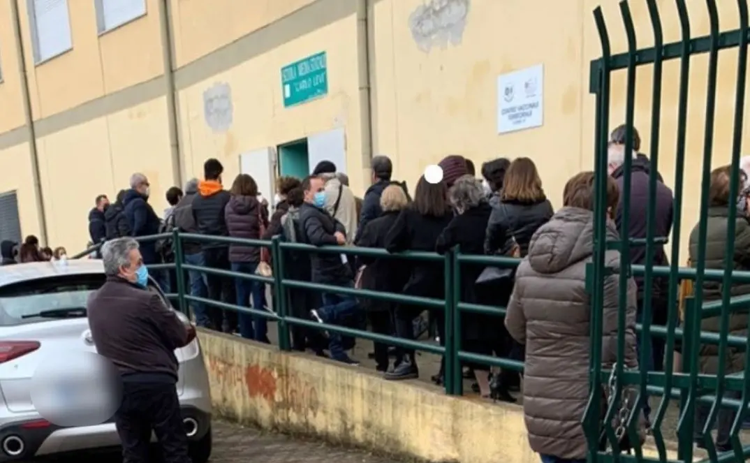 Corigliano Rossano, caos e proteste al centro vaccinale: intervengono le forze dell'ordine