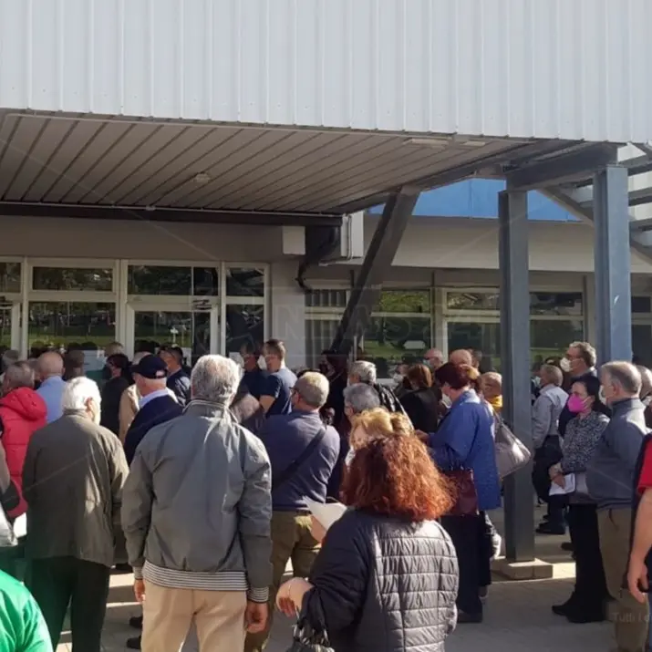 Covid, a Lamezia 57 nuovi casi. Lunghe attese e assembramenti per i vaccini