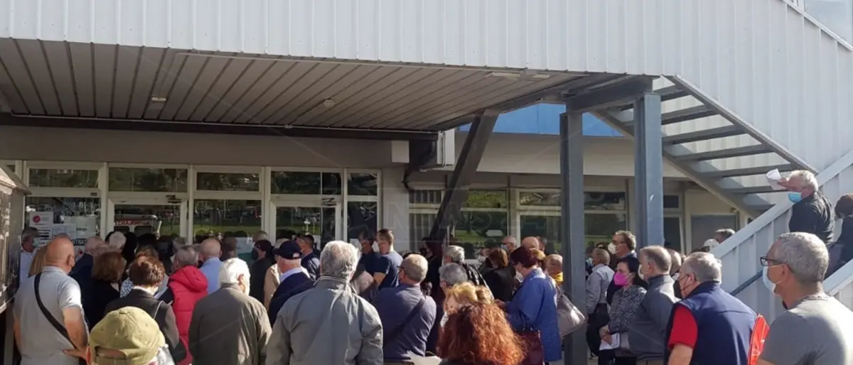 Covid, a Lamezia 57 nuovi casi. Lunghe attese e assembramenti per i vaccini