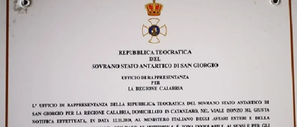 Autoproclamano una Repubblica e coltivano marijuana: due arresti nel “consolato” di Catanzaro