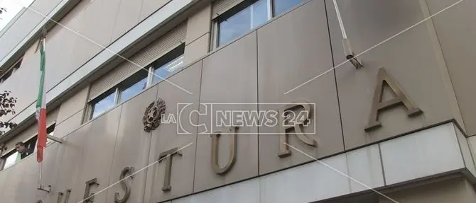 Cosenza, preso a schiaffi in Questura dopo il diverbio con un poliziotto