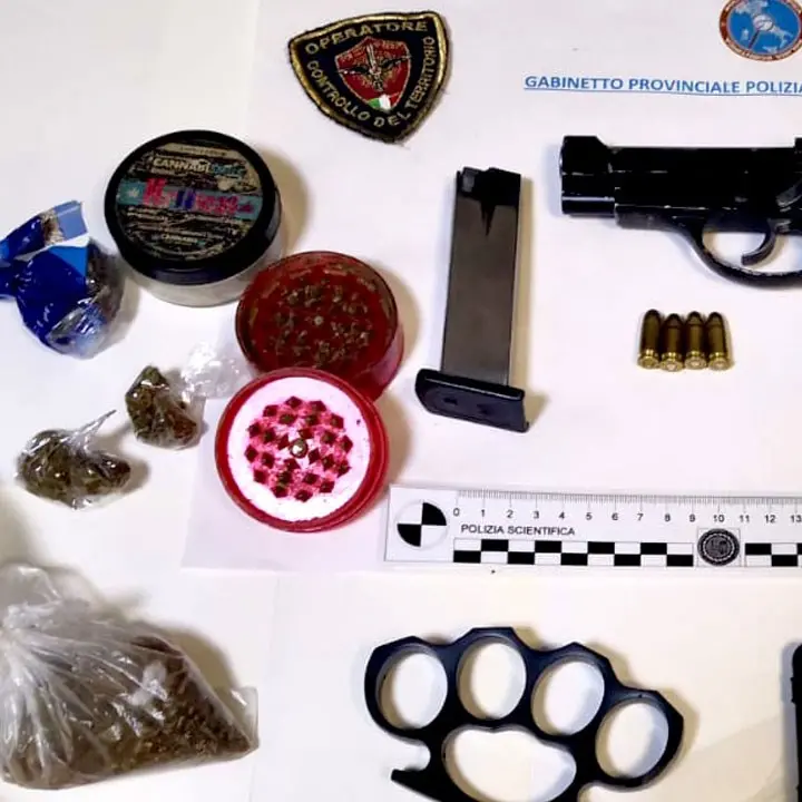 Crotone, detenzione illegale di armi e spaccio di droga: arrestata coppia di Acquabona