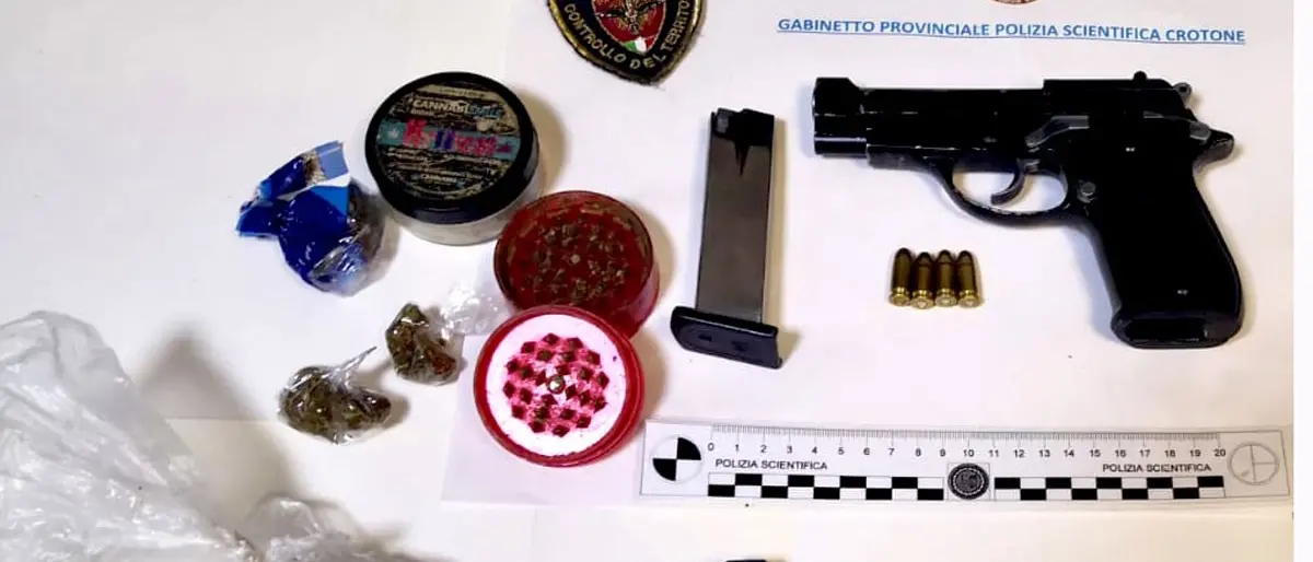 Crotone, detenzione illegale di armi e spaccio di droga: arrestata coppia di Acquabona