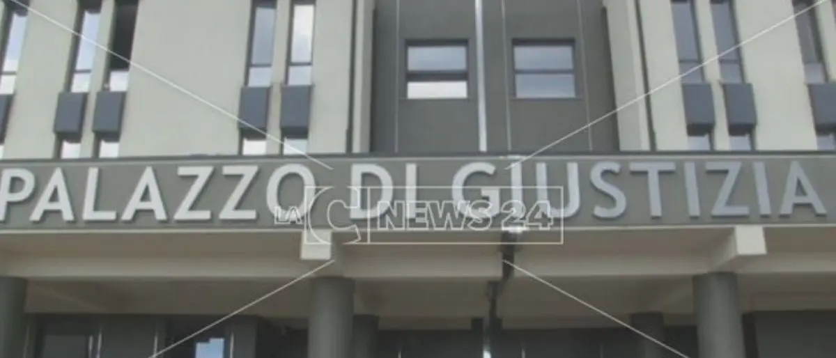 Si spacciava per ingegnere, rinviato a giudizio 53enne con studio nel Cosentino