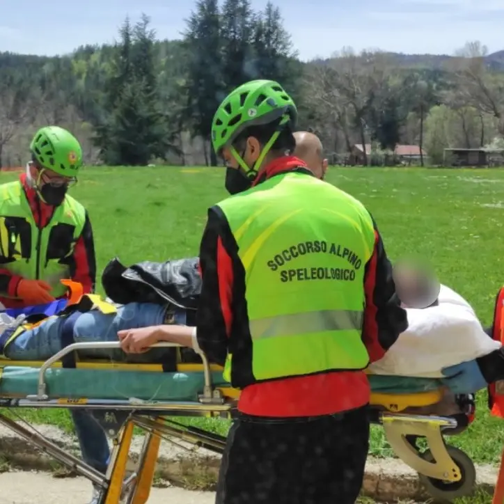 Cade da cavallo e si ferisce, recuperato dal Soccorso alpino in Sila