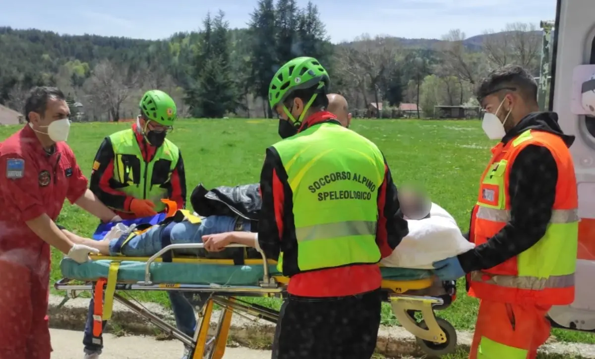 Cade da cavallo e si ferisce, recuperato dal Soccorso alpino in Sila