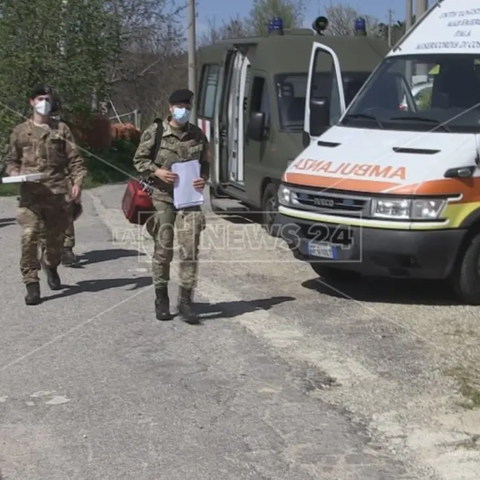 Covid, così l’Esercito porta i vaccini a domicilio a chi non può muoversi da casa