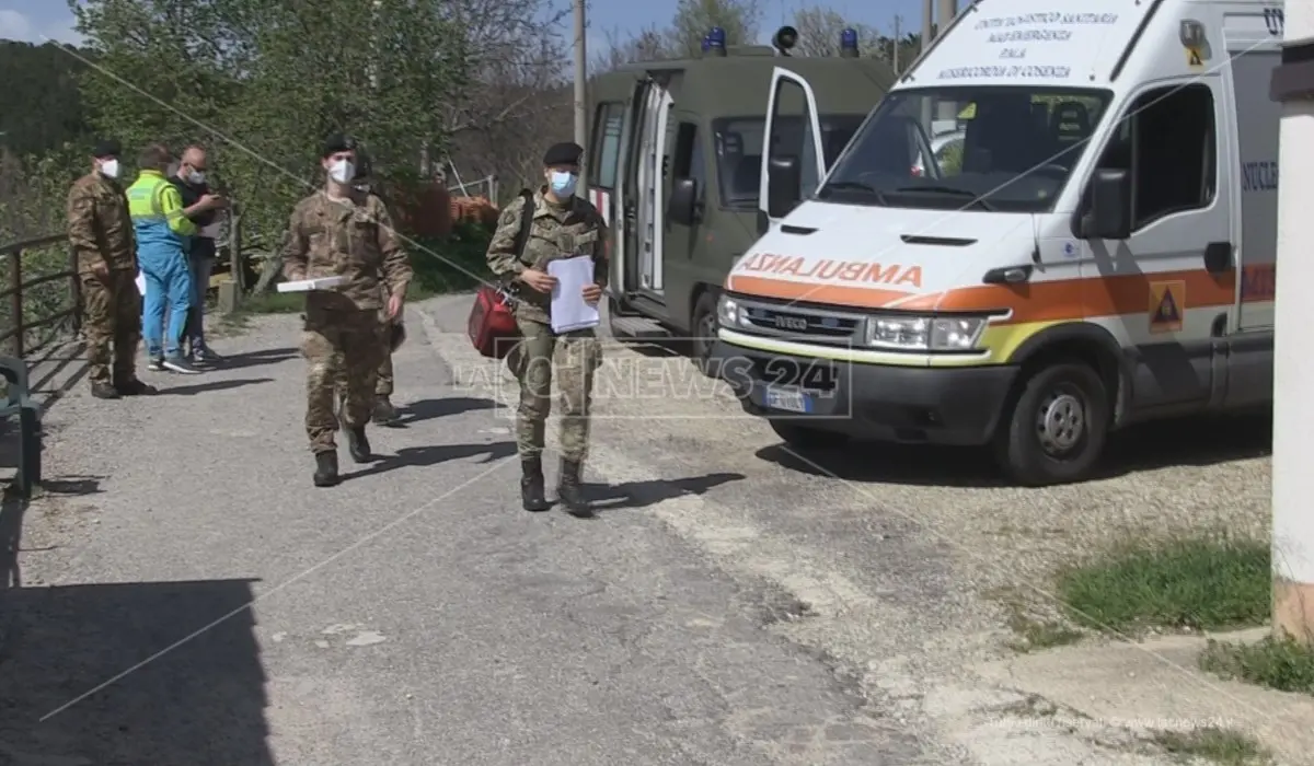 Covid, così l’Esercito porta i vaccini a domicilio a chi non può muoversi da casa