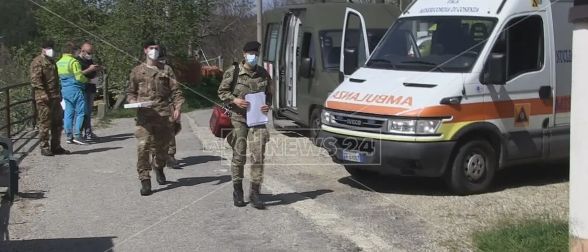 Covid, così l’Esercito porta i vaccini a domicilio a chi non può muoversi da casa