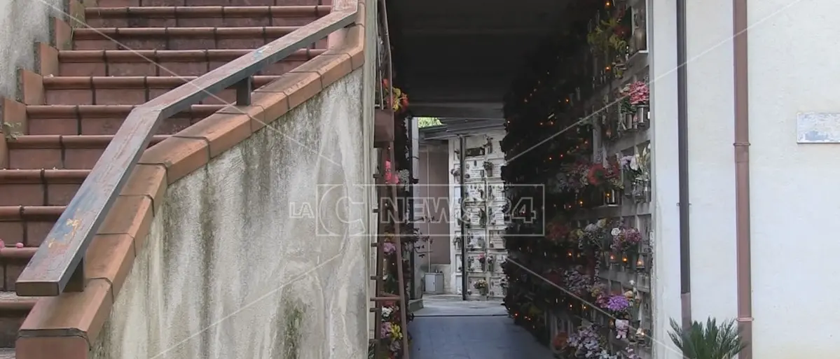 Cosenza, il cimitero è al limite della capienza: riuso loculi per accelerare le sepolture
