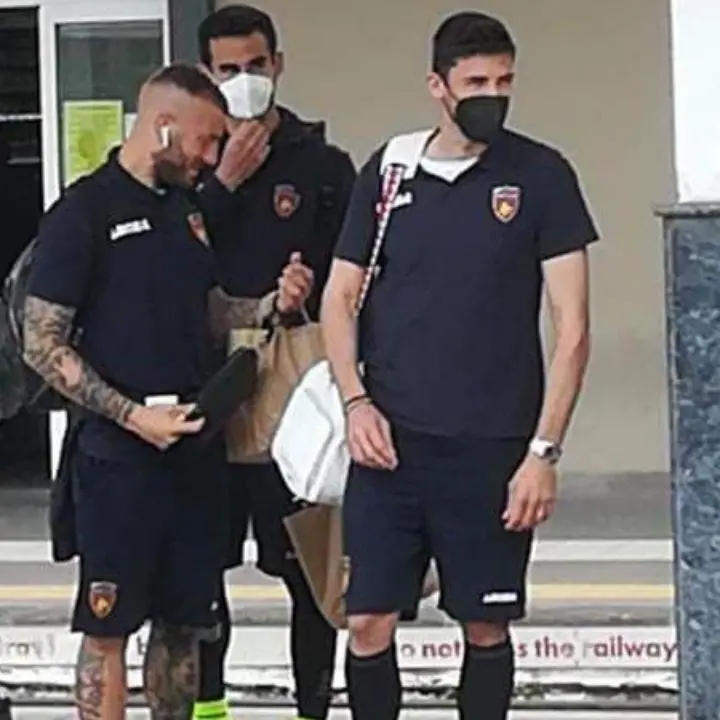 Odissea del Cosenza in trasferta ad Empoli: 10 ore di treno e lite per la mascherina calata