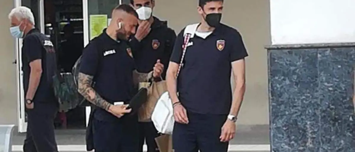 Odissea del Cosenza in trasferta ad Empoli: 10 ore di treno e lite per la mascherina calata