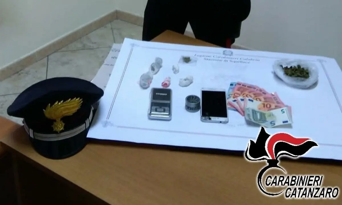 Squillace, in casa 18 grammi di marijuana suddivisa in dosi: arrestato 23enne