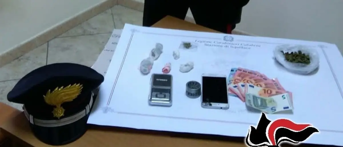 Squillace, in casa 18 grammi di marijuana suddivisa in dosi: arrestato 23enne