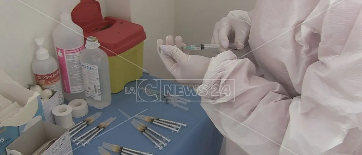 Reggio: «Mio padre vaccinato con AstraZeneca ma sul referto per il richiamo risulta Moderna»