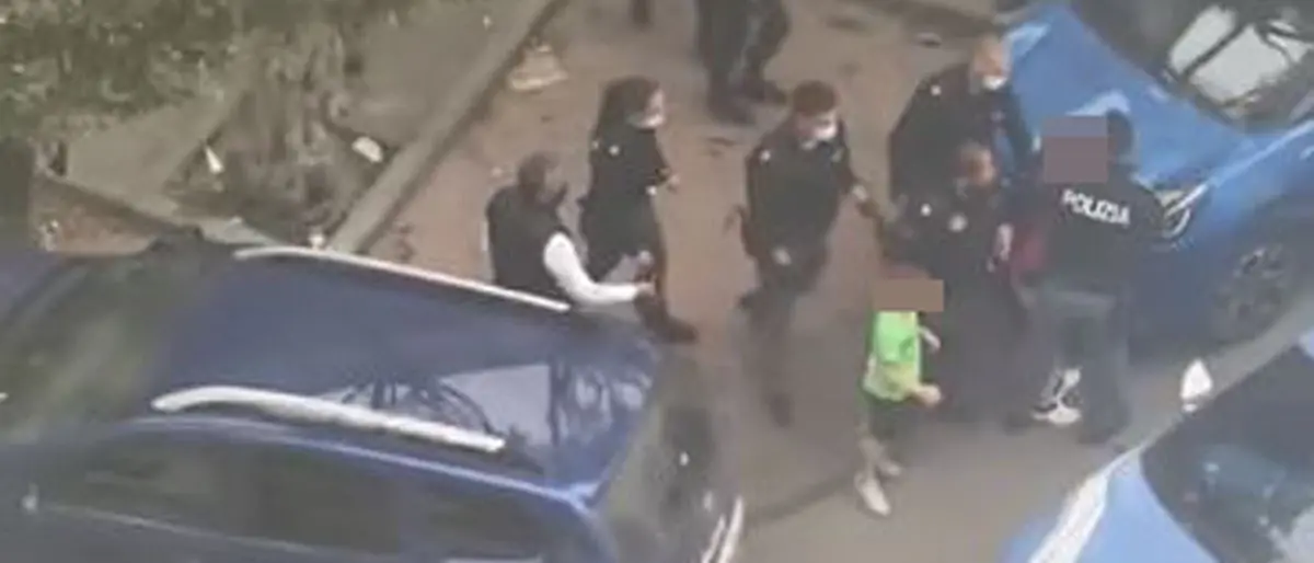 Crotone, ragazzini aggrediscono titolare tipografia e gli rompono la vetrina