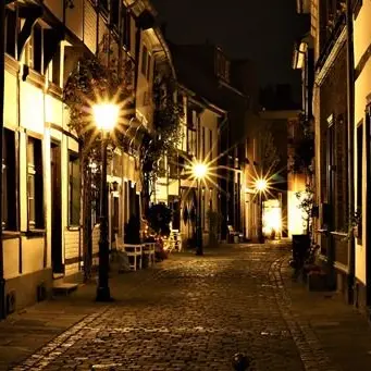 Covid, le Regioni al Governo: «Coprifuoco alle 23 per poter lavorare la sera»