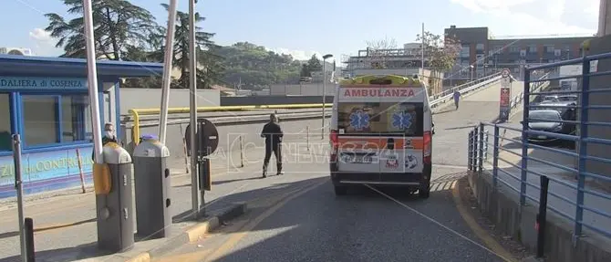 Cosenza, ha un malore sul posto di lavoro: operaio 53enne muore durante il trasporto in ospedale