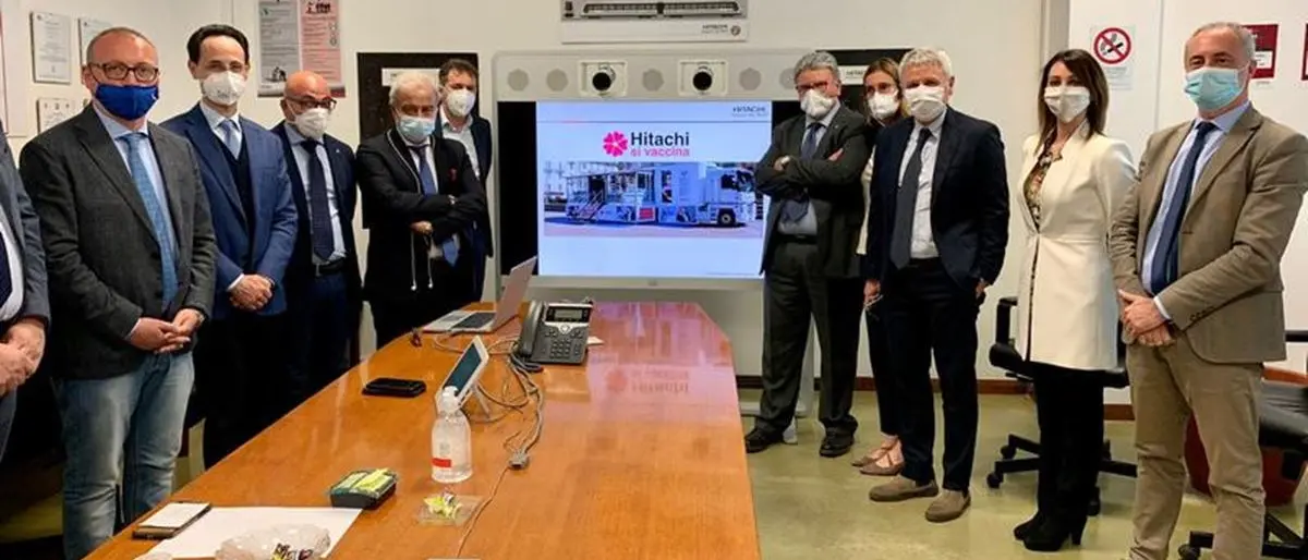Covid, Hitachi presenta il piano per vaccinare 5700 dipendenti: «Primo caso in una fabbrica italiana»