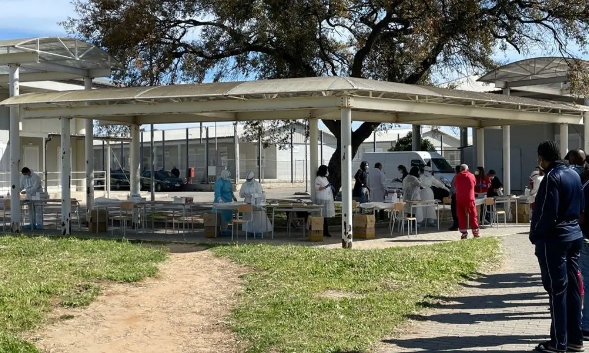 Covid, a Isola Capo Rizzuto tamponi al centro di accoglienza: migranti tutti negativi