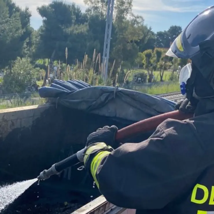 Principio d'incendio su un tir carico di rifiuti tossici: transitava lungo la 106 nella Sibaritide