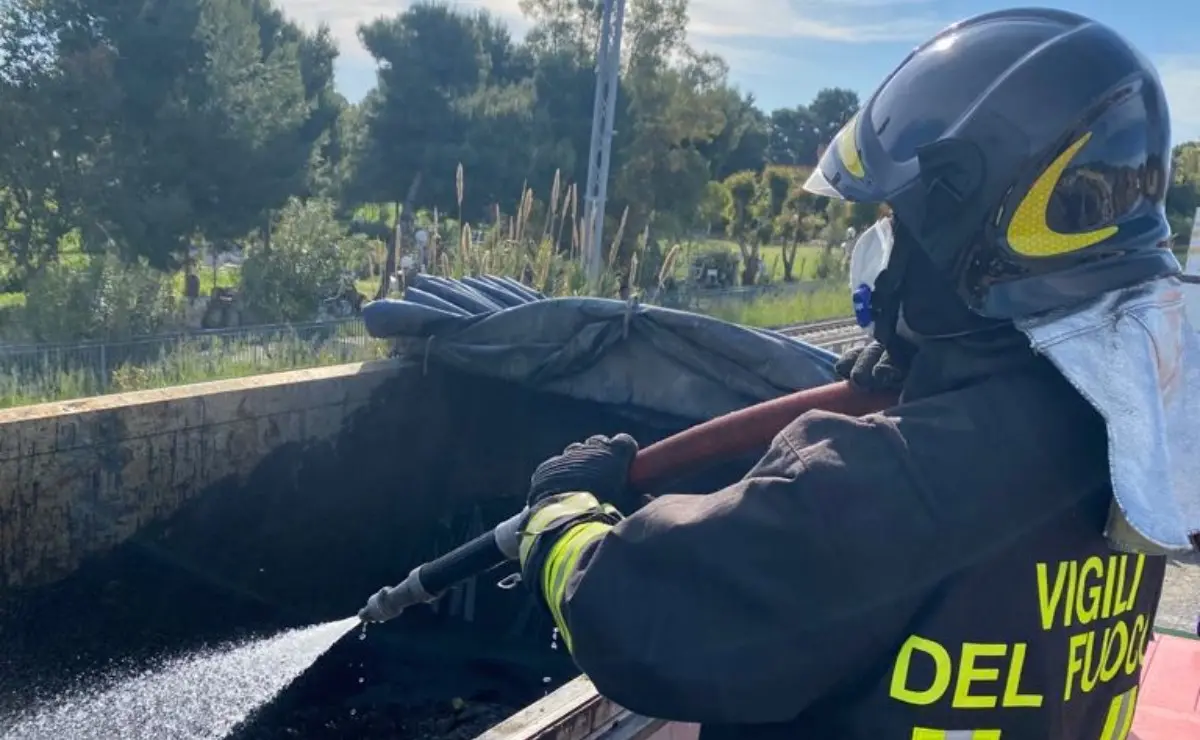 Principio d'incendio su un tir carico di rifiuti tossici: transitava lungo la 106 nella Sibaritide