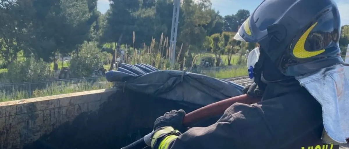 Principio d'incendio su un tir carico di rifiuti tossici: transitava lungo la 106 nella Sibaritide