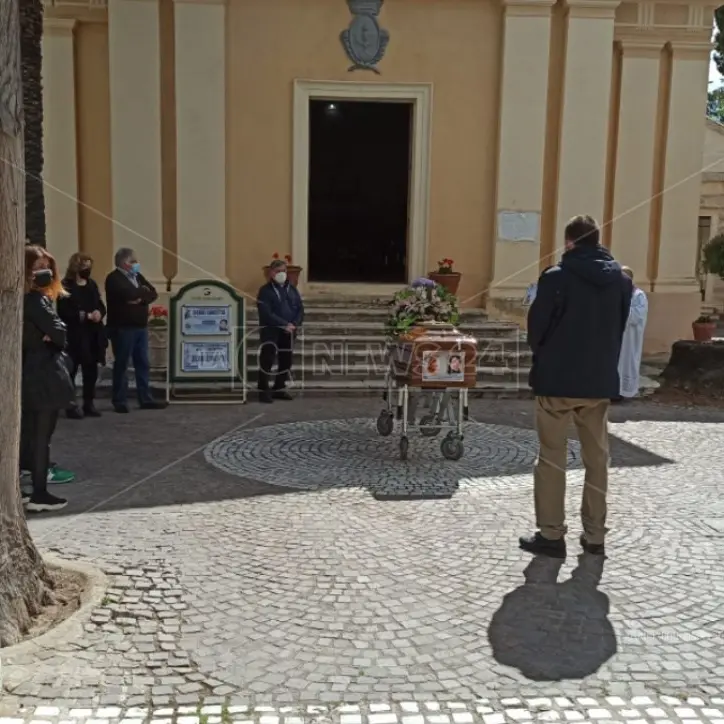 A Corigliano l'ultimo commovente saluto a Concetta, la mamma morta di Covid