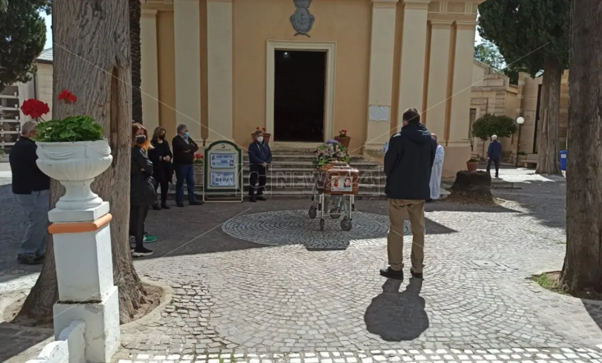 A Corigliano l'ultimo commovente saluto a Concetta, la mamma morta di Covid